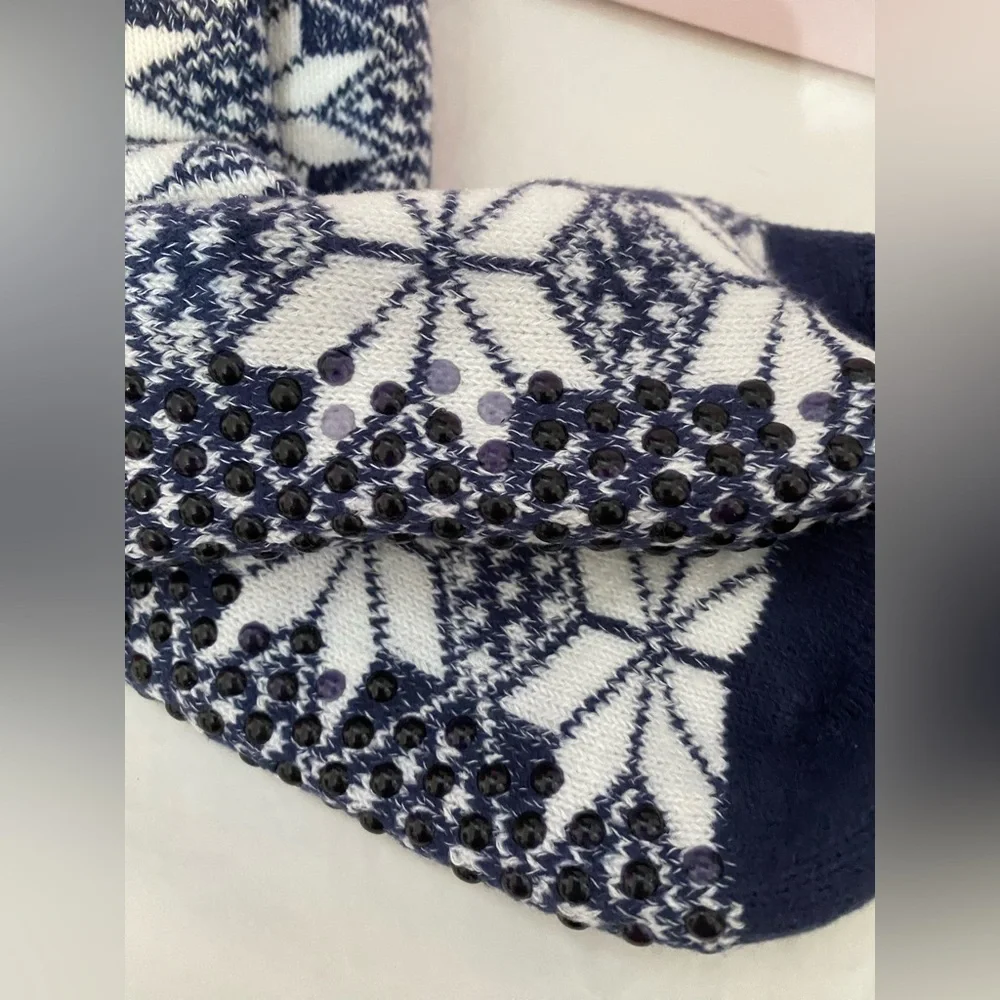 Cuddl duds  plush gripper socks blue and white NWT Christmas